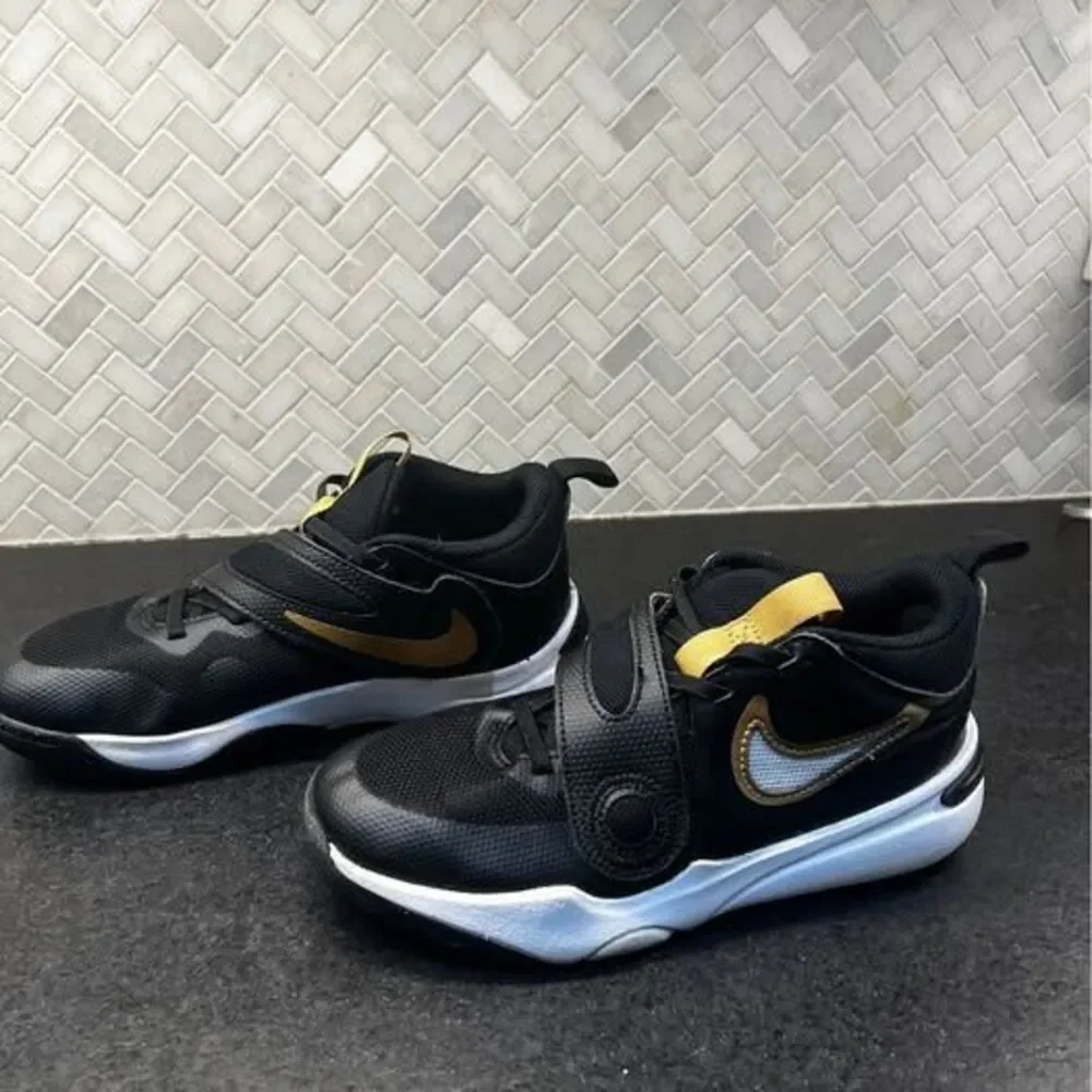 Boy’s size 3 Nike Team Hustle basketball shoes